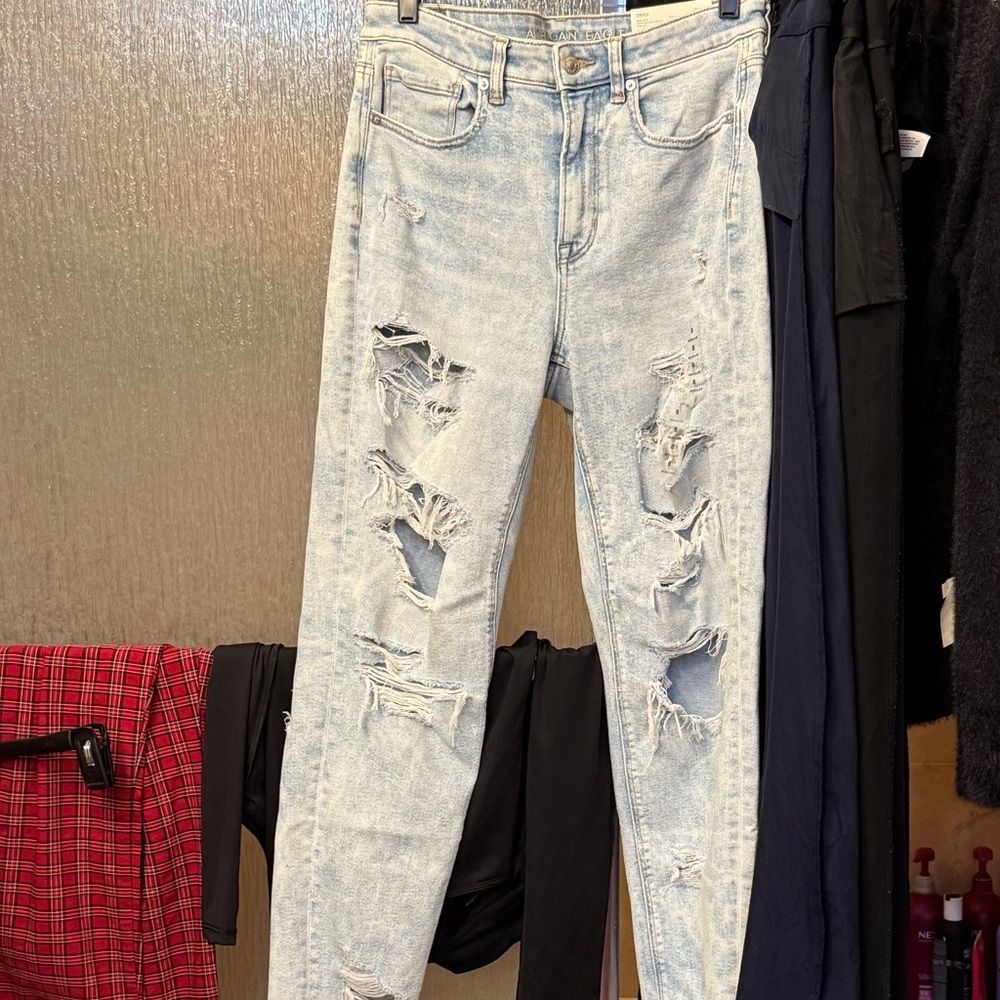 NWT American Eagle Outfitters Distressed Light Blue Women's Mom Stretch Jeans 8